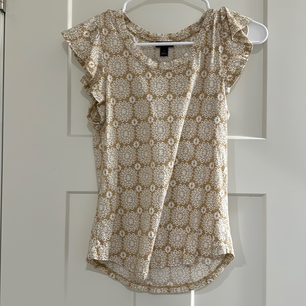 Cute floral cream and white top with ruffled short sleeves